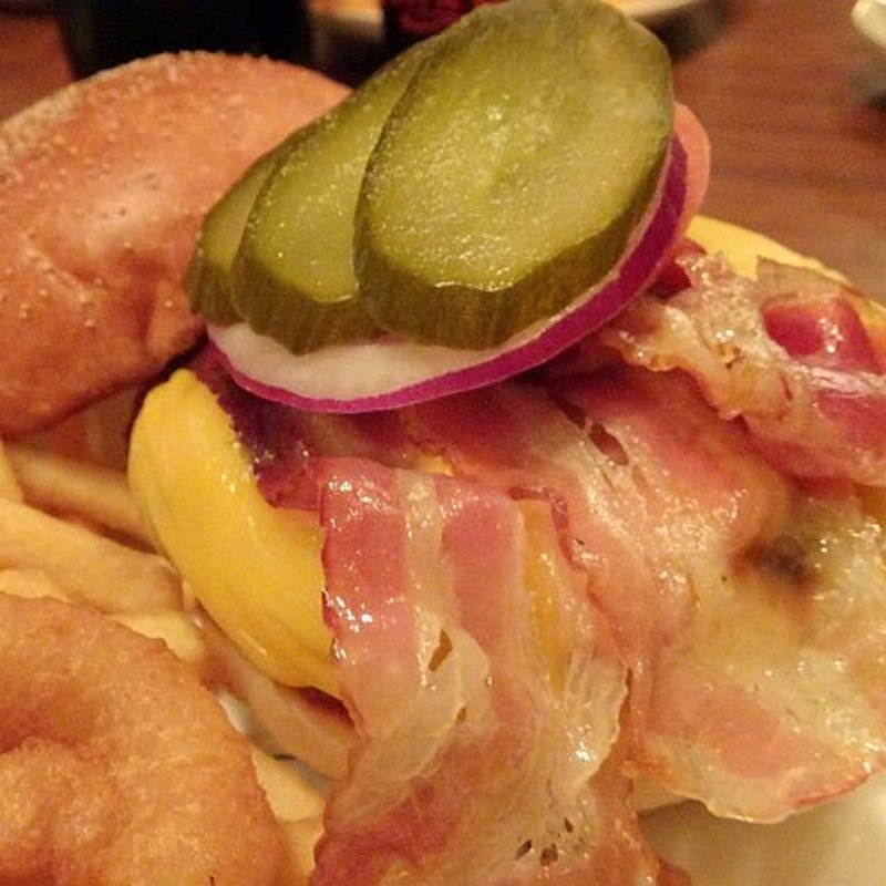 ハンバーガー（ベーコン、チェダーチーズ）(フライングトマトカフェ )