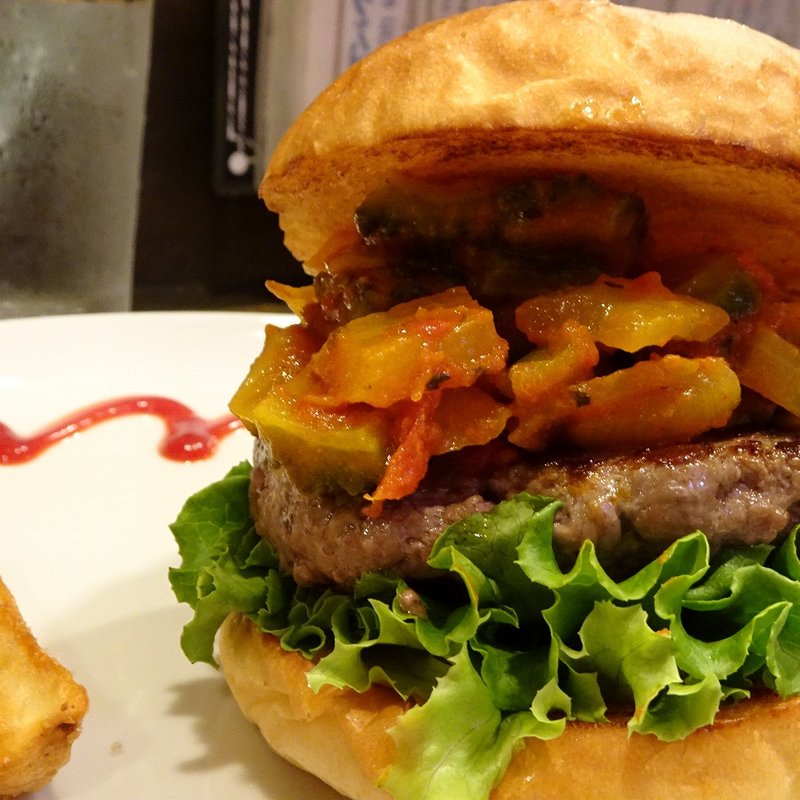 スパイス香るゴーヤと夏野菜の冷たいトマト煮込みバーガー(Kokopelli)