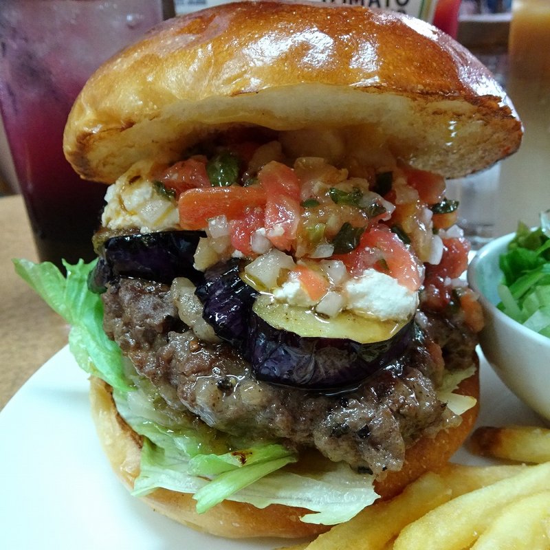 茄子にトマトと桃のサルサカッテージチーズ入りバーガー(香留壇)