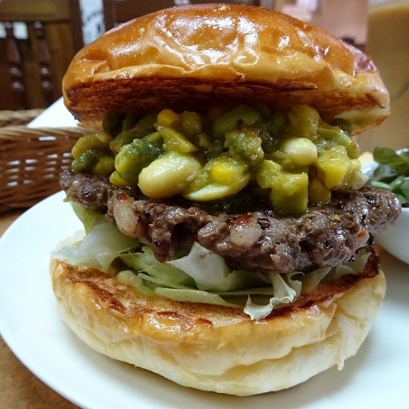 自家製梅干し、アボカド、えだ豆、とうもろこし、いんげんバーガー(香留壇)