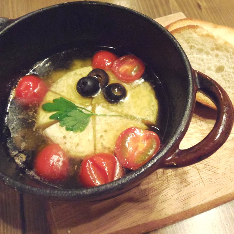 丸ごとカマンベールのアヒージョ(Cheese Cheers Cafe 三宮)