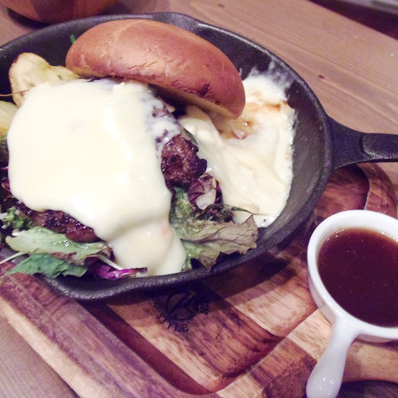 ラクレットチーズのグリルプレート　C　(Cheese Cheers Cafe 三宮)