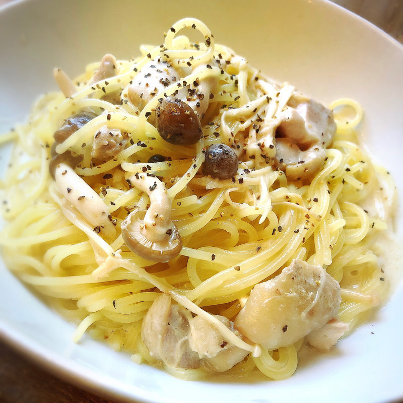鶏肉としめじのクリームパスタ(立飲みワイン酒場 瓶(ボトル) )