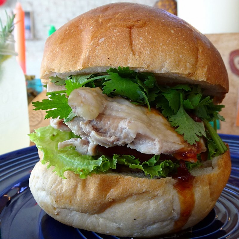 蒸し鶏とパクチーバーガー～ピリ辛醤油ソース～(SEAGULL DINER)