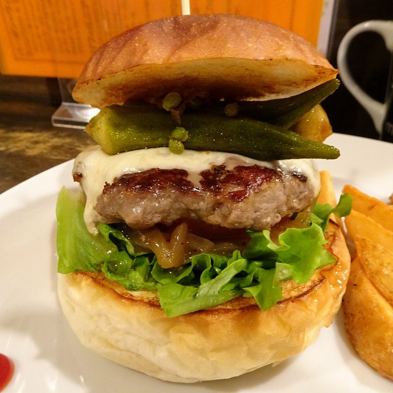 オクラと実山椒の醤油漬けとモッツアレラチーズのバーガー(Kokopelli)