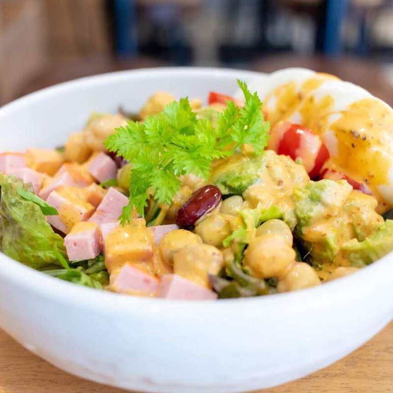 アボカドとトマトのコブサラダ(八郎ミート酒場)