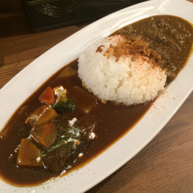 あいがけ(カレーライス+タンシチュー)(がやCurry)
