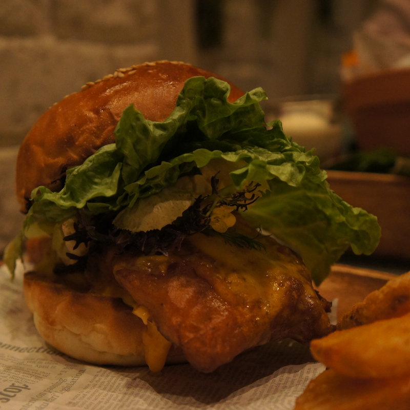 真鯛のフィッシュサンドバーガー 自家製タルタルソース(マザー アース カフェ （Mother earth cafe）)