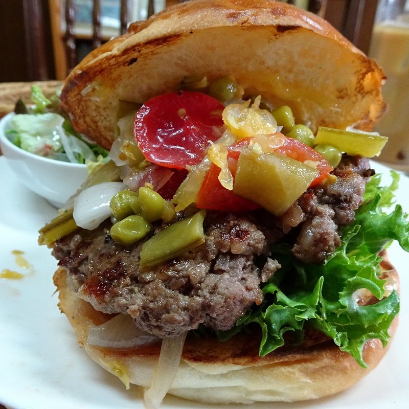 スナップエンドウと新たまねぎの甘夏サルサソースバーガー(香留壇)
