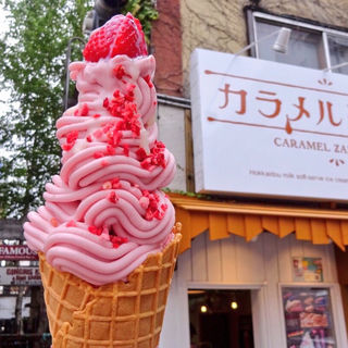 イチゴのモンブランソフトクリーム(カラメル雑菓店)