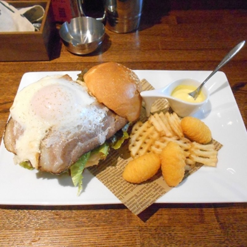 二度と同じの作れないハンバーグ使用ハンバーガー（プランシュバーガー（トマト））(創作ビストロ la planche（ラ・プランシュ）)