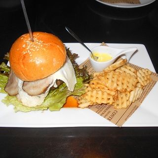 二度と同じの作れないハンバーグ使用ハンバーガー（越谷バーガー（ネギ照り焼き））(鉄板ビストロ　La Planche)