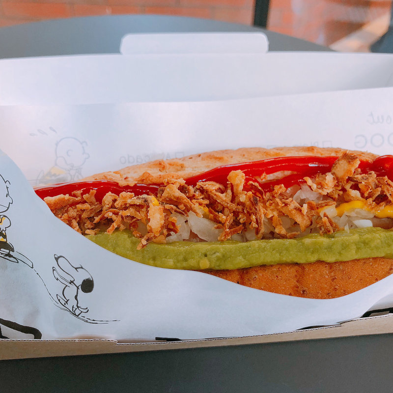 アボカド&フライドオニオンのホットドッグ(ピーナッツダイナー 神戸 （PEANUTS DINER）)