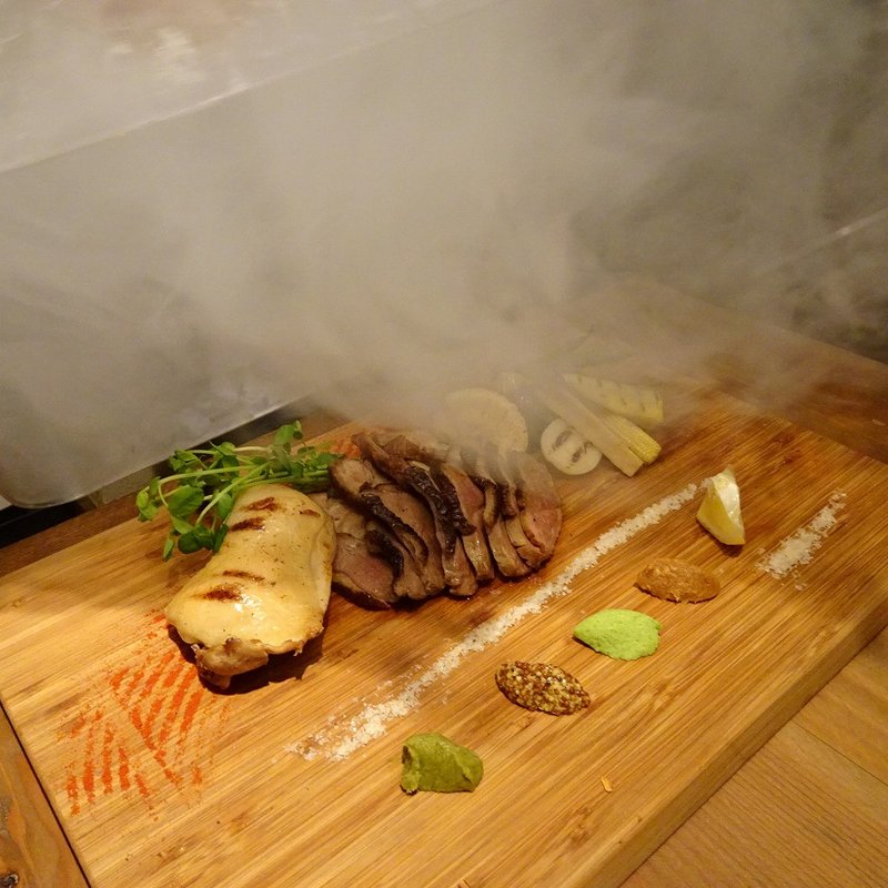 燻製肉盛り合わせ2～3人前(燻製バル モトカラ 難波店)