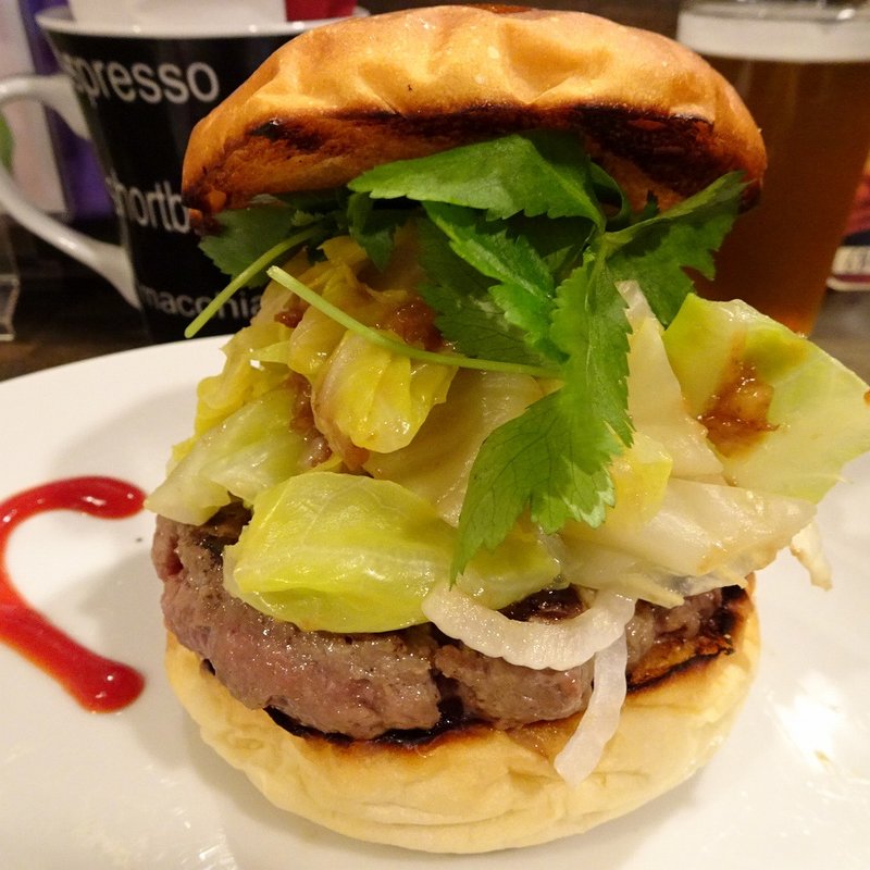 ほんのり甘い春キャベツと新玉ねぎの香ばしいクルミみそ和えバーガー(Kokopelli)