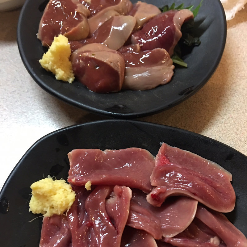 朝びき三河鶏の刺身 レバーと心臓(名古屋の立ち呑み 大安)