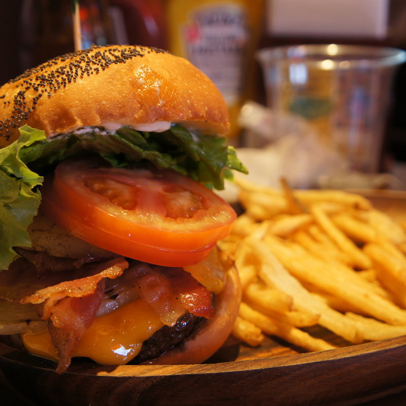 厚切りチェダーベーコンバーガーにパイントッピング(KUA`AINA 片瀬江ノ島店)