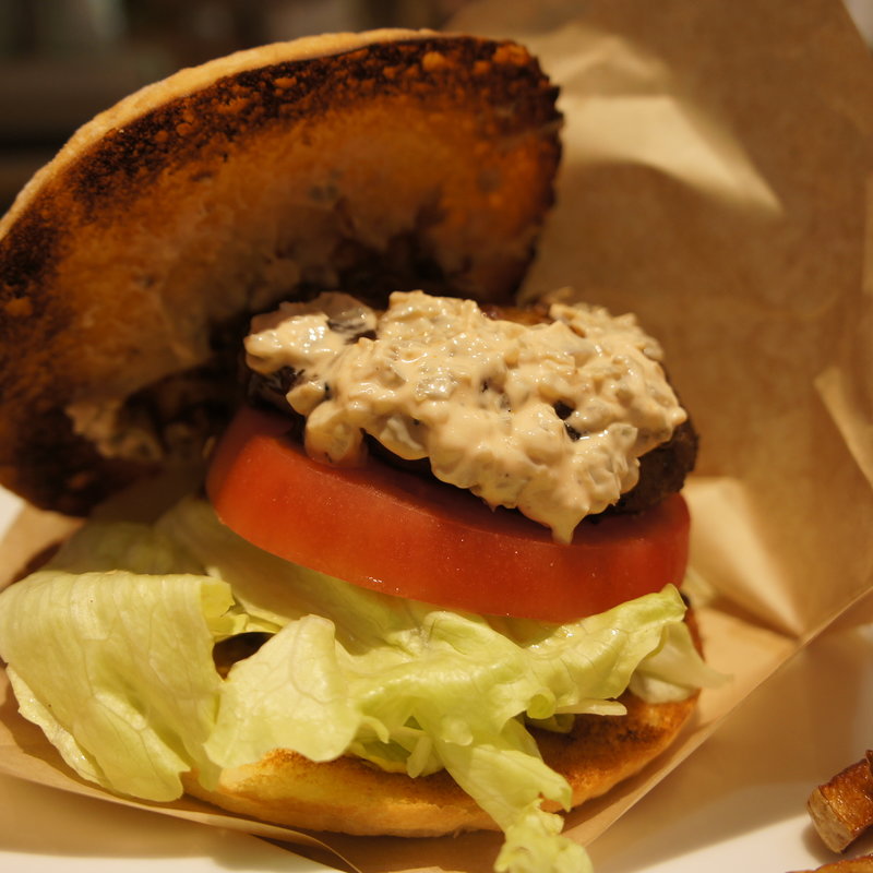 EATビーフバーガー+デミグラスソース+グリルドオニオン(カリフォルニアダイナー イーエーティー グランツリー武蔵小杉店)