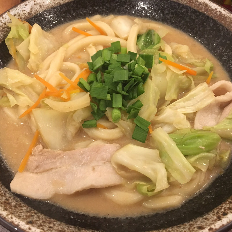 たっぷり野菜と豚バラの豚骨仕立てうどん(釜玉うどん 功刀屋)