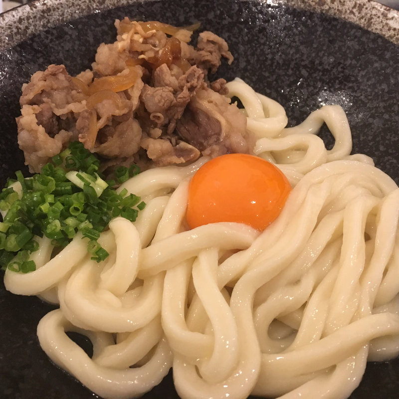 肉釜玉うどん(釜玉うどん 功刀屋)