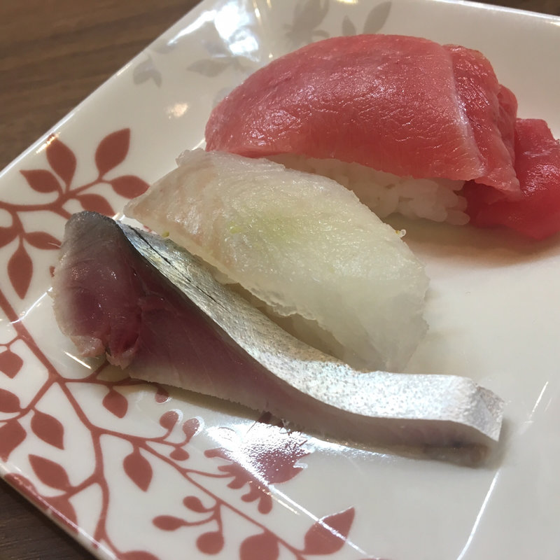 お通し 握り（マテガレイ、鮪中トロ）、鯖キズシ(活魚専門 市村)
