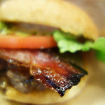 ベーシックハンバーガー＋グリルドマッシュルーム&オニオン＋手作りベーコン(U.S. burger)
