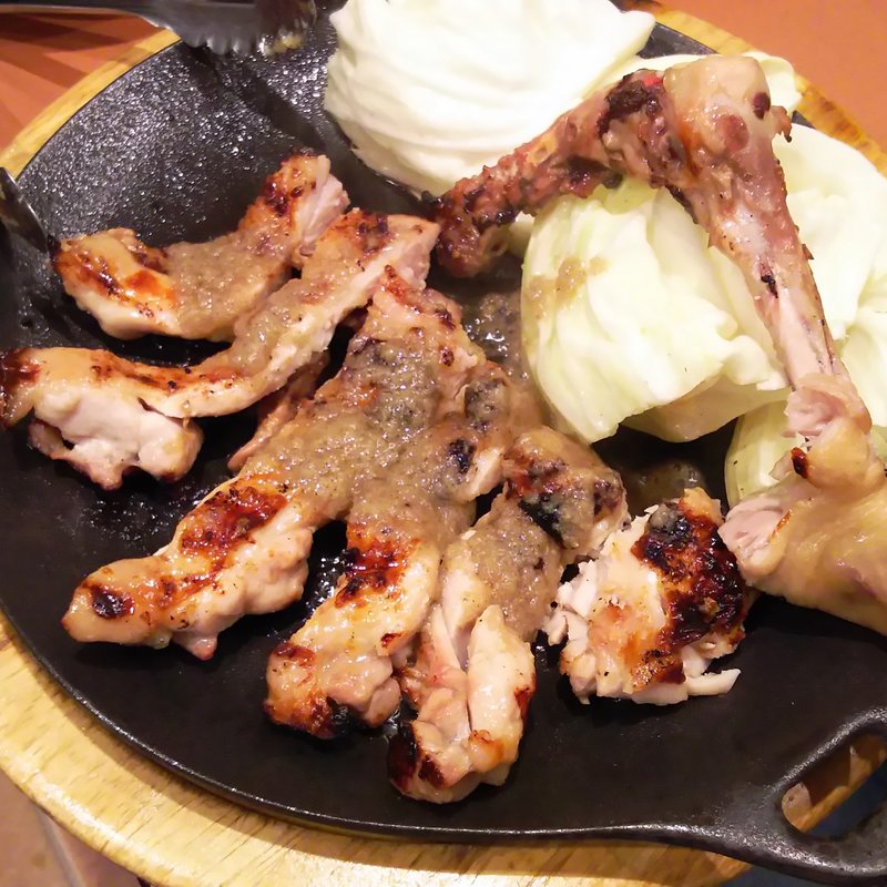 清流若どりのモモ一本焼～特製玉ねぎ塩ダレ(三代目 鳥メロ 元住吉西口店)