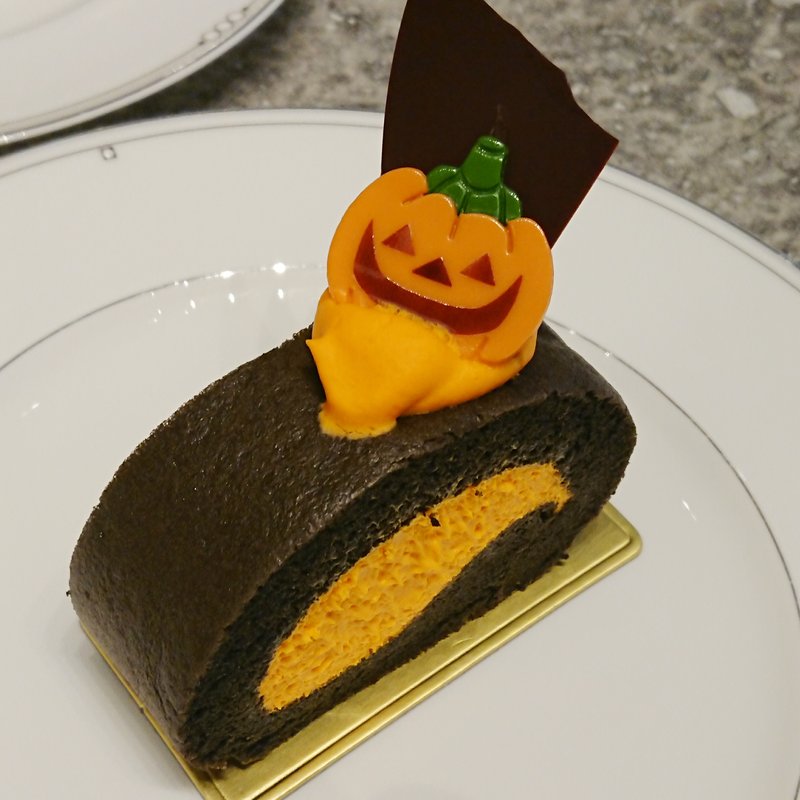 ブラックパンプキンロールケーキ(ザ・ラウンジ （The Lounge）)