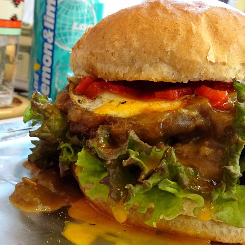 カレーバーガー＋目玉焼き(PEDRO'S BURGER)