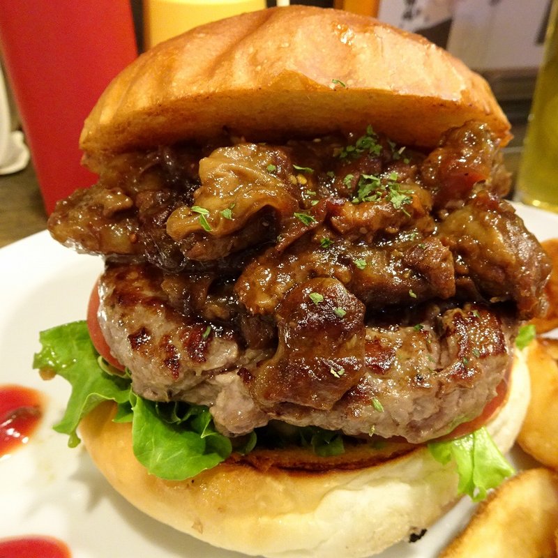 牛すじを黒ビールでトロっトロになるまで煮込んだバーガー(Kokopelli)