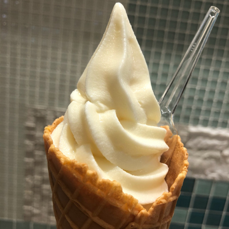 バニラワッフルコーン(ミルク&パフェ よつ葉ホワイトコージ 新千歳空港店)