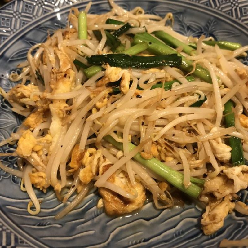 モヤシたっぷりニラ玉(北新地 あ・うん)