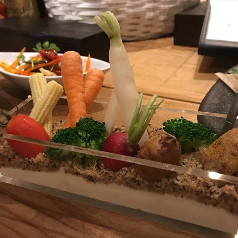 こだわり野菜と食べれる土のファーマーズサラダ(大衆ビストロ うらきんぎょ 福島)