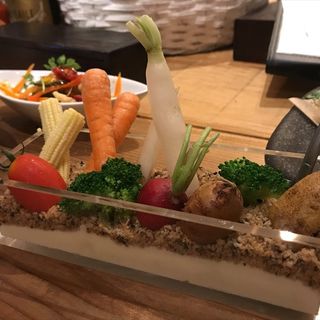 こだわり野菜と食べれる土のファーマーズサラダ(大衆ビストロ うらきんぎょ 福島)