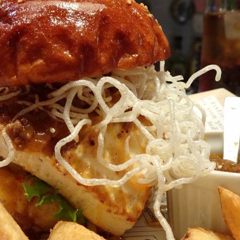 溢れる愛の肉食麻婆バーガー(＆JOKER/Neo 鉄板dining)