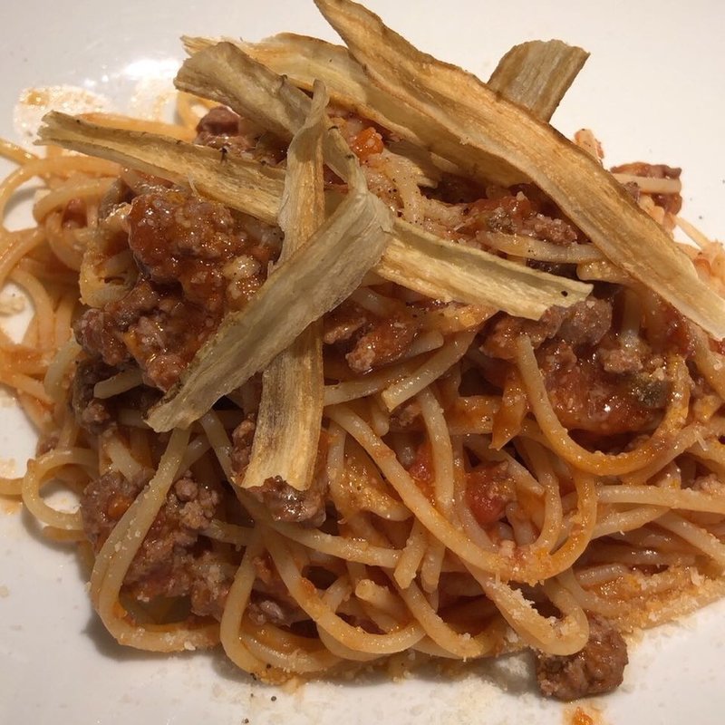 ボロネーゼスパゲティ 揚げごぼうのせ(aoyama bouchon amuser)