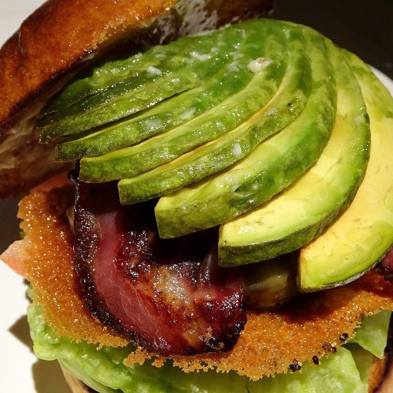 ベーコンチーズバーガー＋アボカド(だるま珈琲)