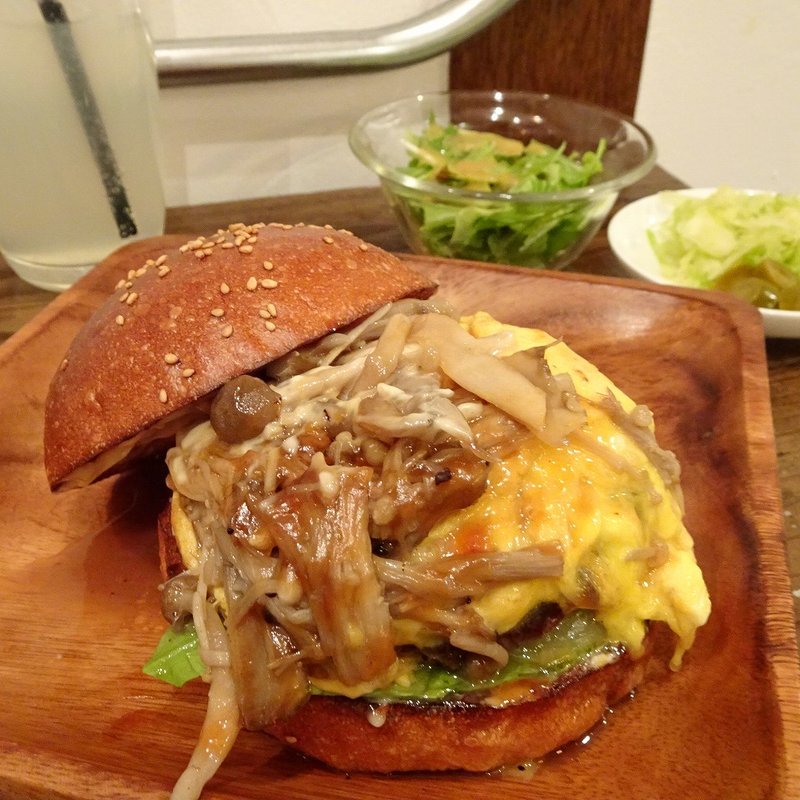 スクランブルエッグバーガー（きのこソテーバージョン）(milia burger)