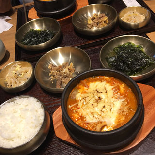 チーズスンドゥブチゲ(韓国料理 安家)