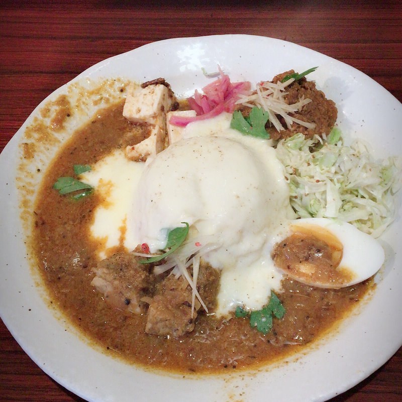 2種盛りカレー(鶏のドライキーマ+チキン)チーズのせ(カレーとスパイスのお店 Chichica)