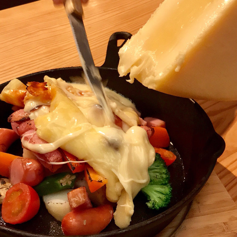 彩り野菜と熊本ウィンナー、厚切りベーコンとジャガイモの鉄板の鉄板ラクレット(バル＆ダイニング 蔦)