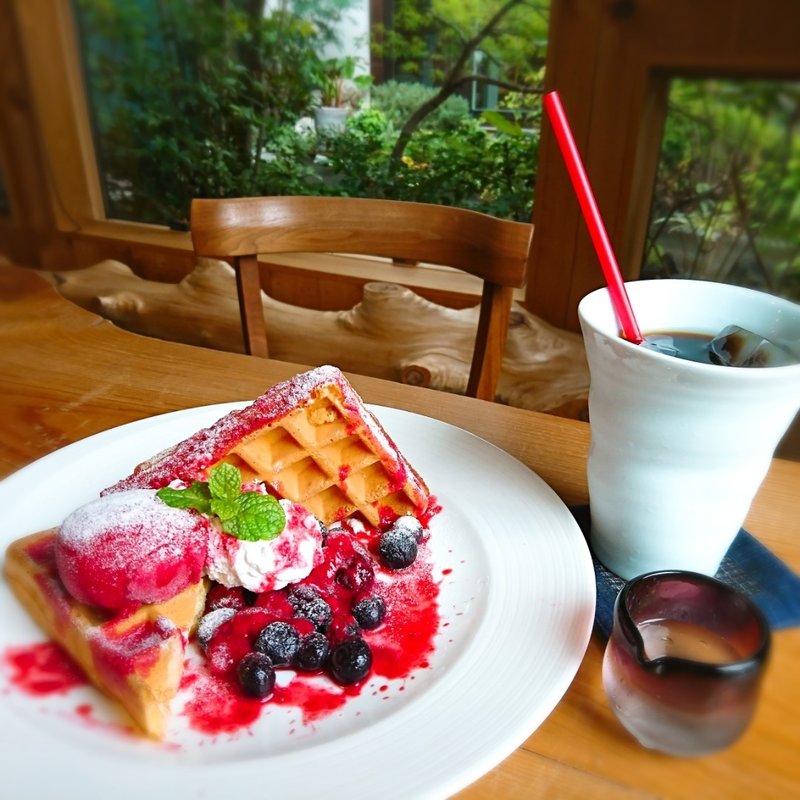 フランボワーズアイスとミックスベリーのワッフル(cafeleventvert・ヴァンベール)