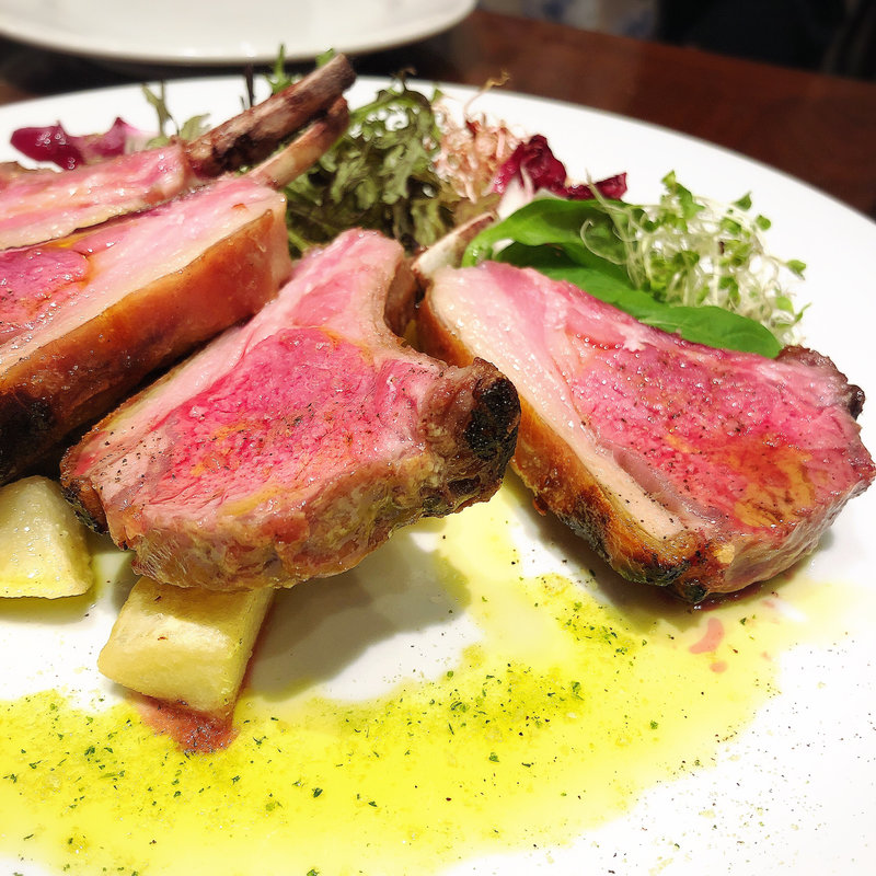 仔羊のグリル カルチョフィの ローマスタイルとルッコラを添えて (２本)(イゾラトラットリア)