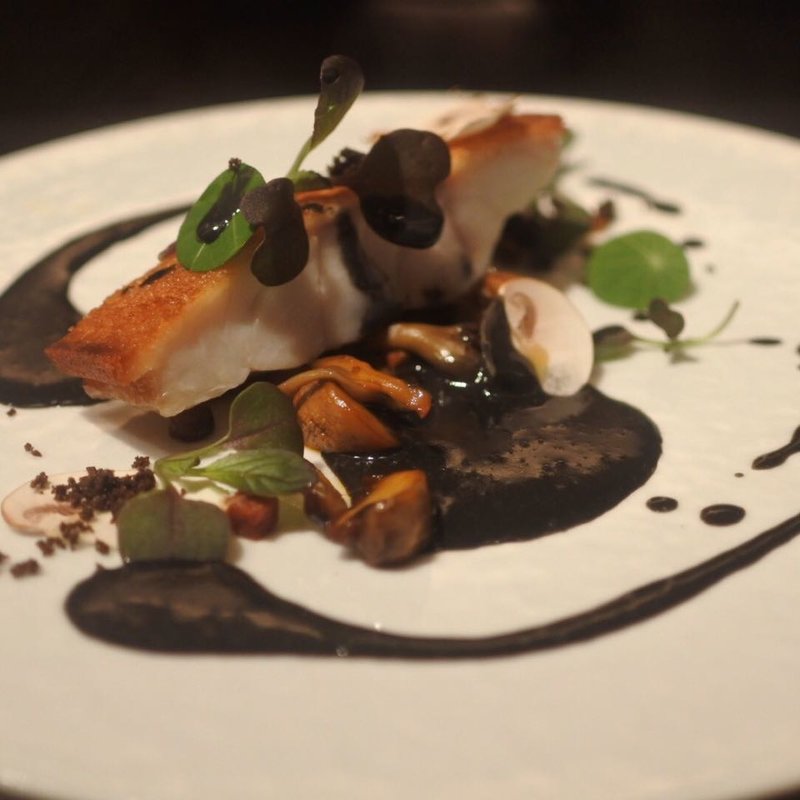 五島のマハタ 竹炭のソース 呂色をイメージして(祇園 呂色)