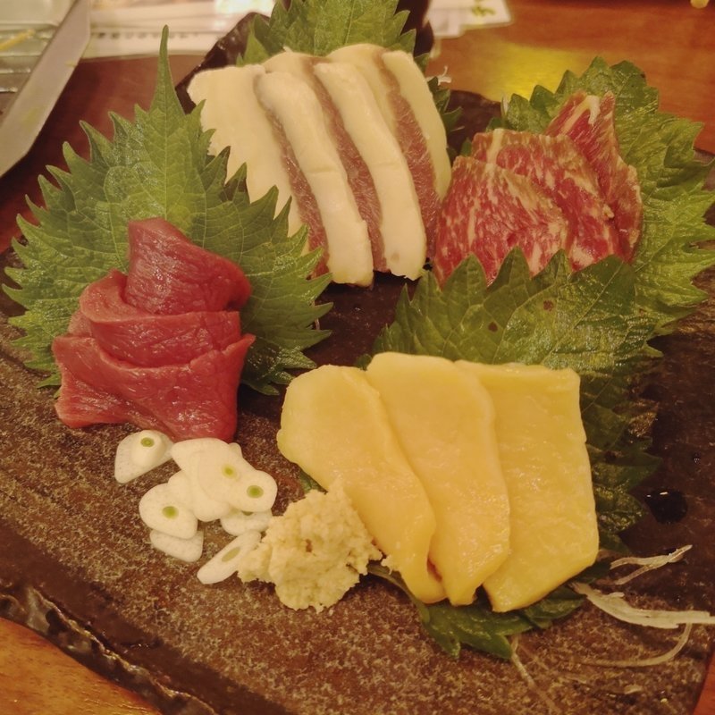 馬刺し4種盛り(ひだり馬でん助 高円寺店)