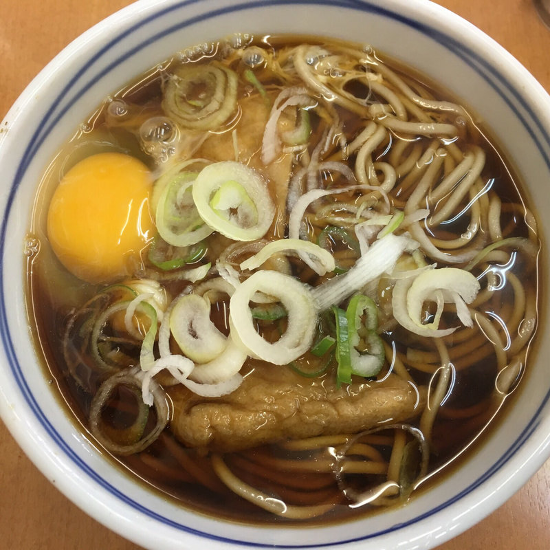 きつねそば、生卵(立喰生そば 長寿庵 )