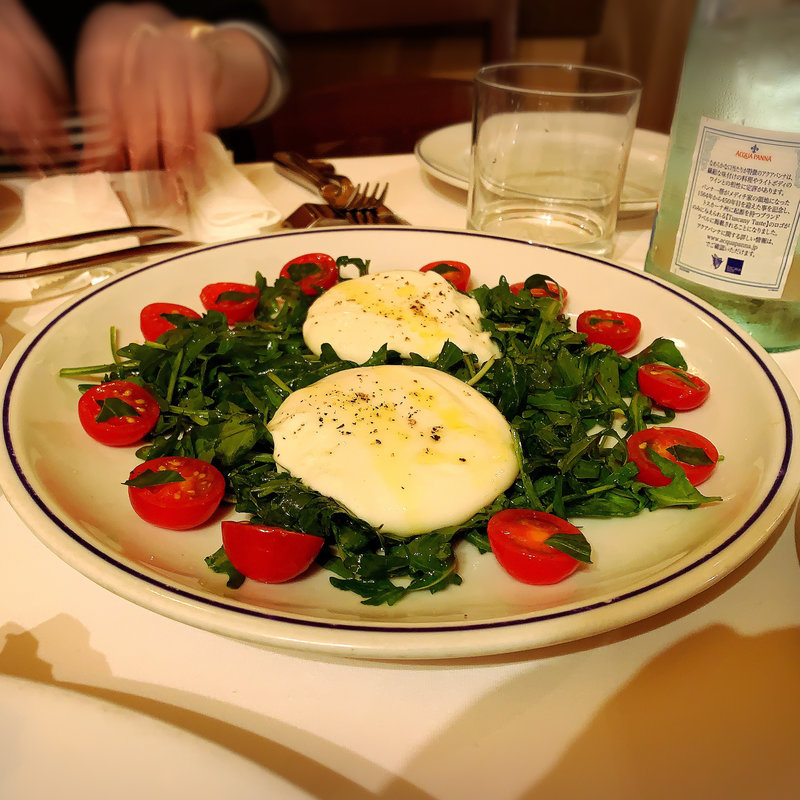 ブッラティーナ入りフレッシュチーズベビーリーフのカプレーゼ(トラットリア シチリアーナ・ドンチッチョ)