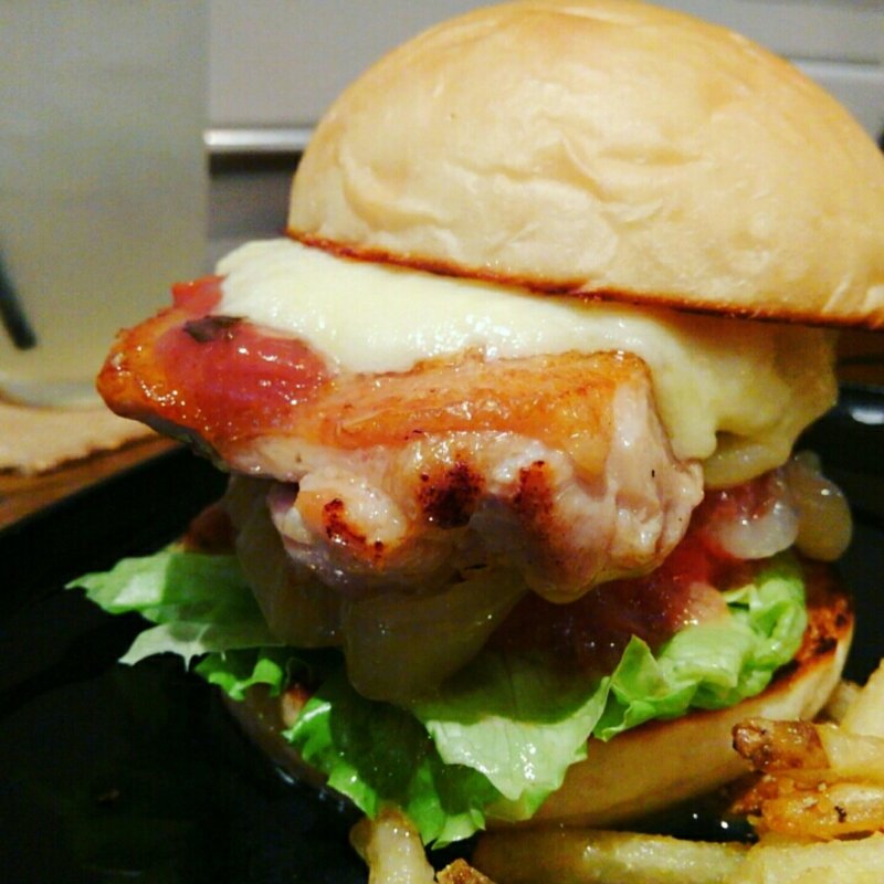 ホワイトバンズ＋チキンレッグ＋トマト＋レタス＋玉ねぎ＋モッツァレラチーズ＋うめソース(milia burger)