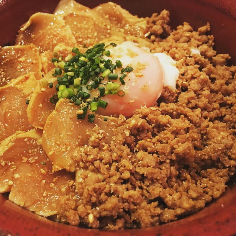 鳥わさと鴨そぼろの二色丼(鳥割烹・水炊き 葉〆 門前仲町 焼き鳥)