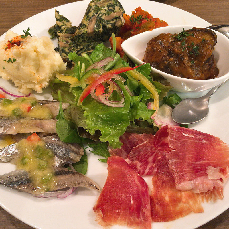 タパスの盛り合わせ(ESTEKA Bar Restaurante Español)